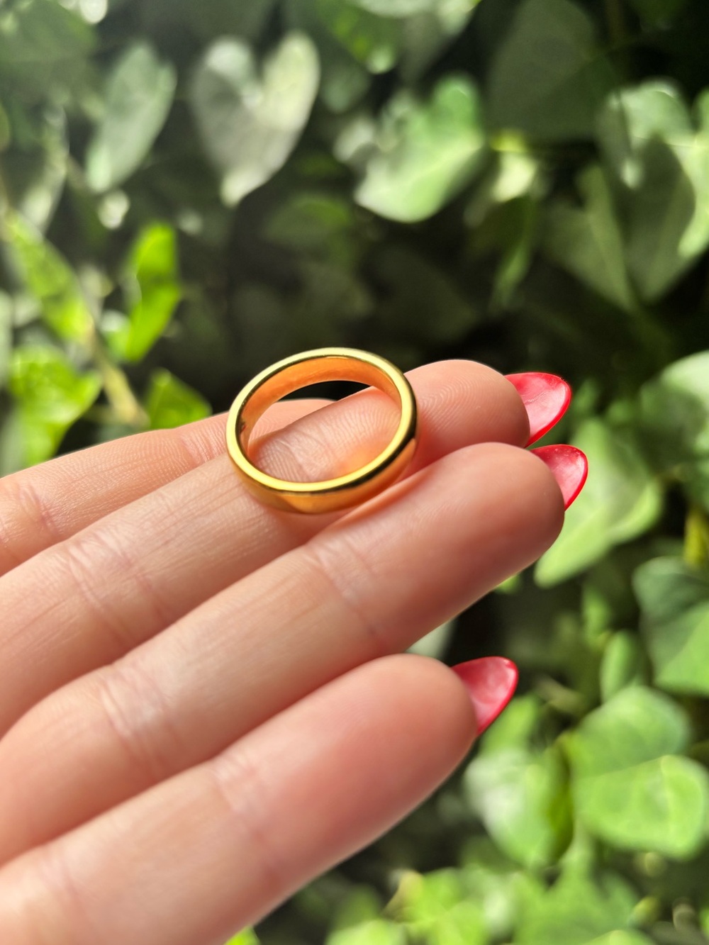 Gold-tone Tungsten Curved Edge Ring Sz 6.5